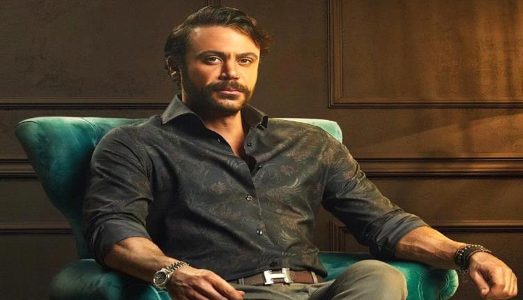 محمد إمام يعود الى تصوير فيلم «شمس الزناتي» بعد الاطمئنان على «صقر وكناريا»