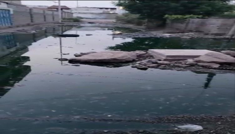 أزمة طفح المجاري تحاصر أحياء "مدينة الشعب" بعدن وسط تقاعس مؤسسة المياه والصرف الصحي