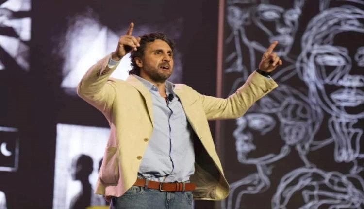 هشام ماجد يجمع بين الفن والرياضة بدعمه المنتخب المصري في افتتاح "خيال مريض"