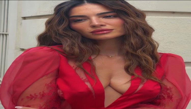 بالأحمر الناري الجريء وتوقيع زهير مراد.. الممثلة التركية ميليسا أصلي تتألق بفستان شيفون بفتحات هندسية (صور)