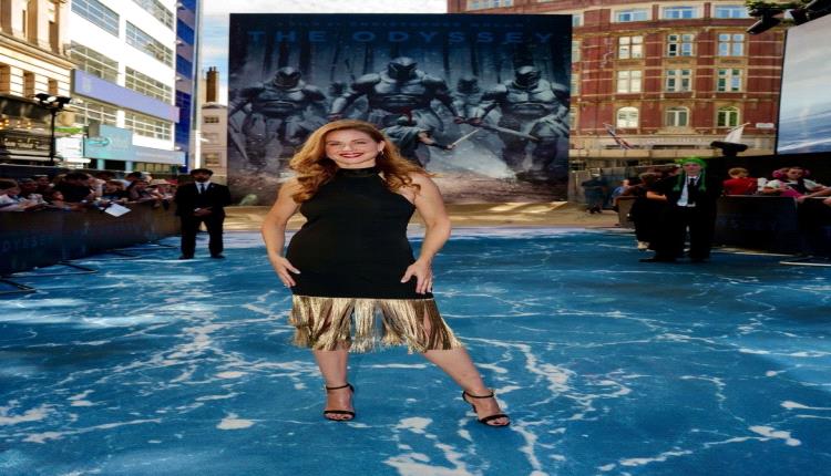 ريا أبي راشد تخطف الأنظار بفستان أسود ملكي وشراشيب ذهبية خلال العرض الخاص لفيلم «The Odyssey» (صور)