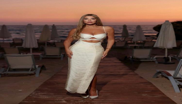 بين النقاء الكلاسيكي والجرأة العصرية.. الإعلامية كارلا حداد تتألق بفستان أبيض Cut-Outs جريء (صور)