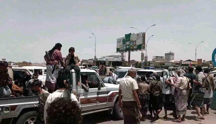 هدوء حذر في عدن.. كواليس الوساطة التي أقنعت الحشود القبلية بالانسحاب عصر اليوم