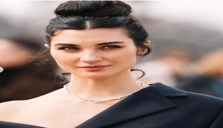 الفنانة التركية توبا بويوكستون تتحدث عن المعنى الروحي لشعر الرأس وتربطه بالذكريات والطاقة والتحولات الشخصية