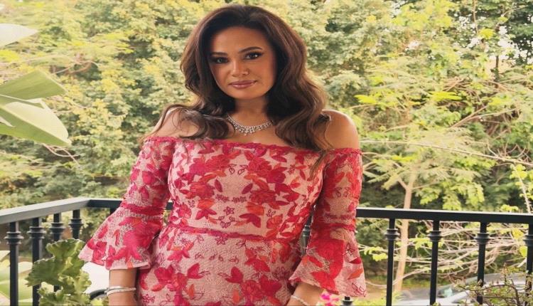 لقطة عفوية بين النجمتين.. هند صبري توجه رسالة ضاحكة لهيفاء وهبي