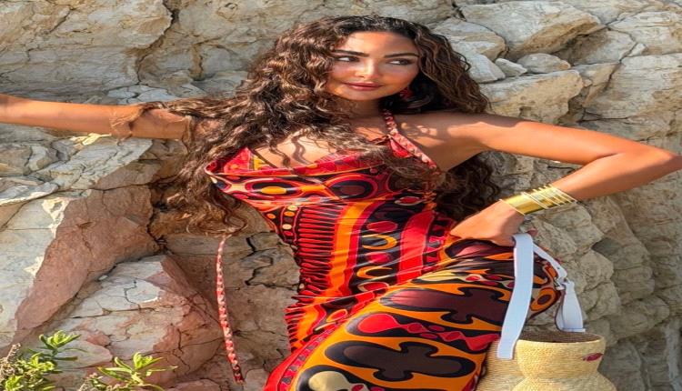 الفنانة نور الغندور تخطف الأنظار بإطلالة صيفية جريئة جمعت بين ألوان النار وروح السبعينيات (صور)