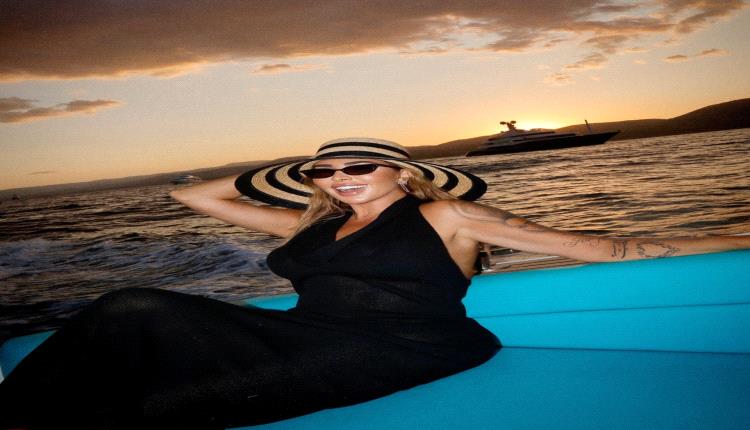 بالأسود الكلاسيكي ولمسة الـ Yacht Style.. جويل مردينيان تخطف الأنظار بإطلالة غروب فاخرة (صور)