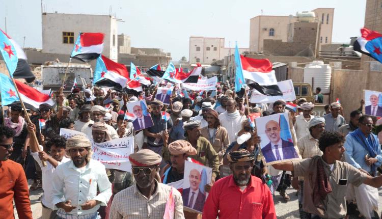بصور الرئيس الزُبيدي وأعلام الجنوب.. تظاهرة كبرى في سقطرى ترفض الوصاية وتطالب بإنهاء حرب الخدمات