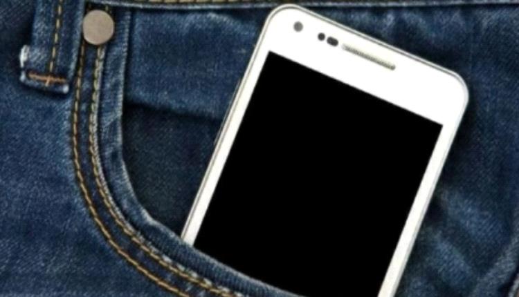 خبراء يحذرون: وضع الهاتف في جيب البنطال يسبب العقم ومخاطر أخرى.. فما هي البدائل؟