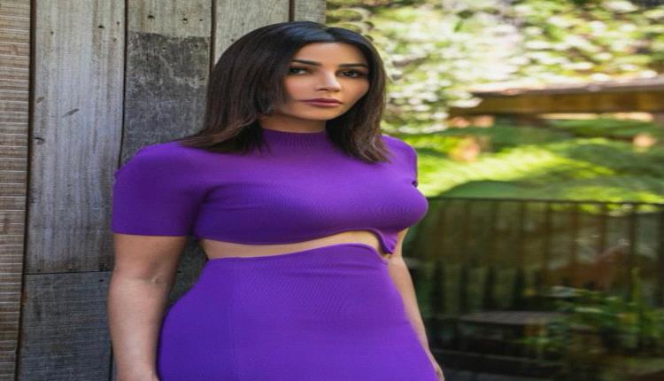 بالبنفسجي الملكي وقصة الـ Cut-Out.. مهيرة عبد العزيز تخطف الأنظار بإطلالة Bodycon جريئة (صور)