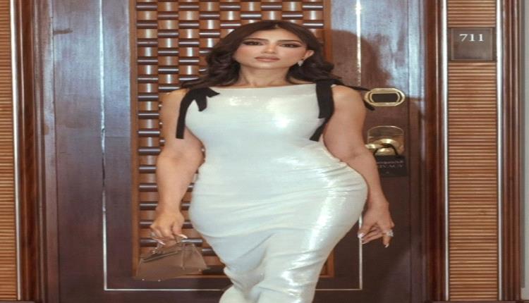 بالأبيض البراق والفيونكات السوداء.. مي عمر تختار الأناقة البسيطة الفاخرة (صور)