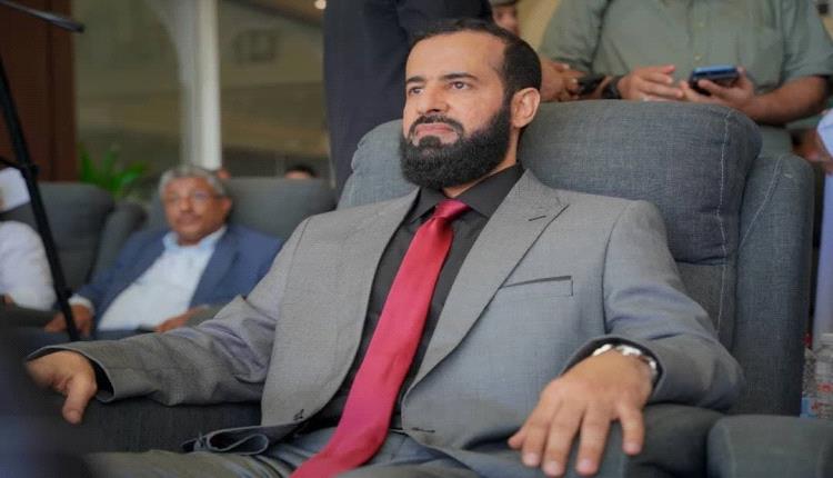 صحفي من أبين يوجه سؤالاً هاماً لمحافظ المحافظة مختار الرباش