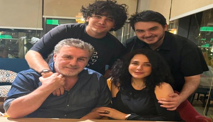 سلاف فواخرجي تنفي تواجدها في روسيا بصورة لها مع عائلتها في مصر