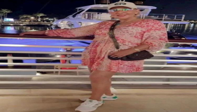 إطلالة الفنانة نادية الجندي في الساحل الشمالي تثير تفاعلًا واسعًا عبر مواقع التواصل