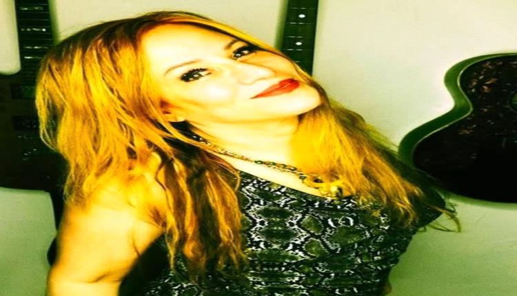 بعد وفاتها المفاجئة بسرطان الدماغ.. من هي جينيفر فينش نجمة فرقة L7؟