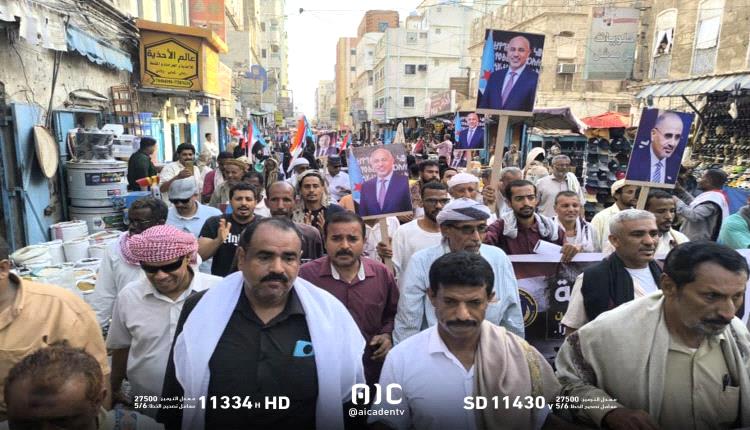 مسيرة جماهيرية حاشدة بالمكلا تندد بانهيار الاقتصاد وترفض "مشاريع الوصاية والاحتلال"