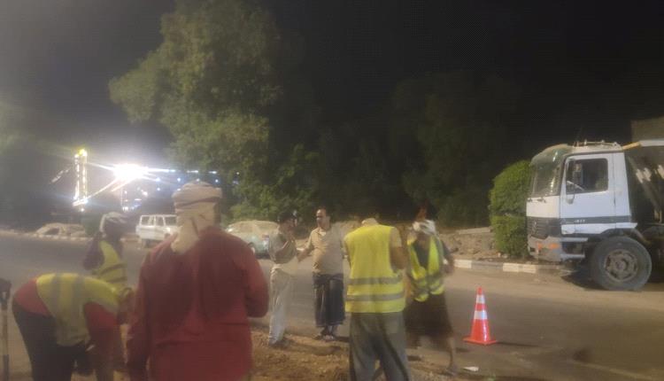 مدير عام خورمكسر يتابع أعمال السفلتة ومعالجة الحفريات في الشوارع الرئيسية بالمديرية