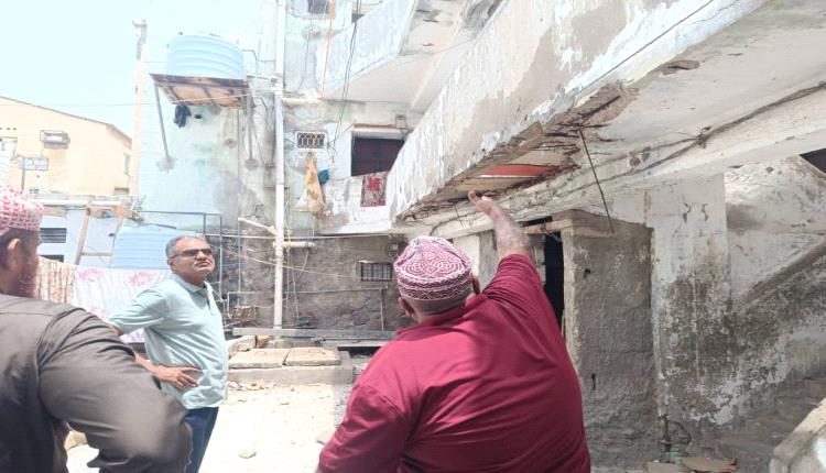 مدير عام مديرية المعلا يتفقد موقع انهيار ممر بإحدى عمائر حي الكبسة ويوجه بسرعة إعداد المعالجات الفنية