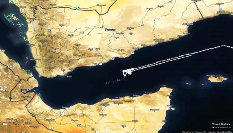 بلومبرغ: ناقلة نفط عملاقة  تعود أدراجها قبالة باب المندب مع تصاعد هجمات الحوثيين