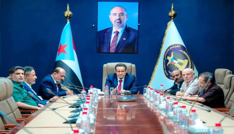 الرئيس الزُبيدي يشدد على مواصلة الجاهزية العسكرية،ويحذر القوى الشمالية من مغبة أي أعتداء على الجنوب ومقدراته