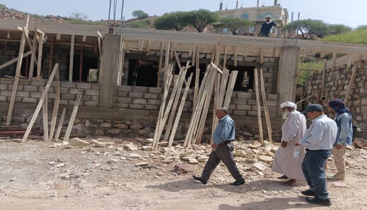 مدير عام الحصين يتفقد سير العمل في مشروع بناء مدرسة البديع