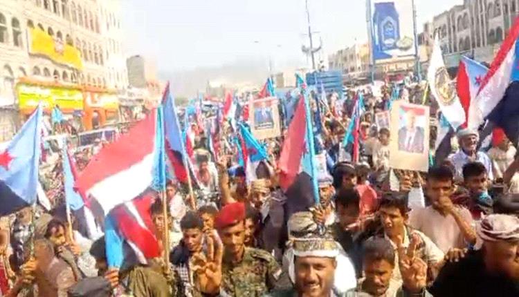 مسيرة جماهيرية حاشدة في لبعوس رفضًا للوصاية وتجديدًا للتفويض للرئيس الزُبيدي