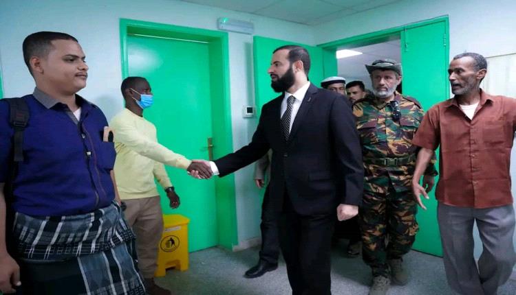 محافظ أبين يوقف مدير مستشفى الرازي ويحيله إلى التحقيق خلال زيارة مفاجئة