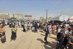 وقفة احتجاجية في شبوة تنديداً بإدراج متهمين بقتل مرافقي محافظ عدن السابق في كشوفات تبادل الأسرى