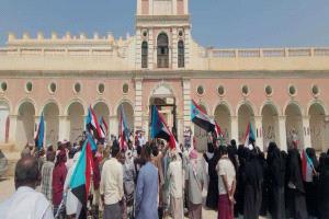 انتقالي تريم يطلق شرارة التصعيد السلمي بوجه الانفلات الخدمي وصفقات تبادل الإرهـ,ـابيين