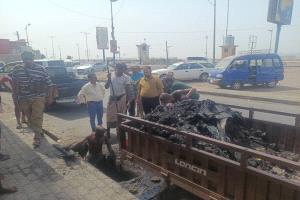 تحسبًا للمنخفض الجوي المتوقع.. مدير عام المنصورة يشرف ميدانيًا على حملة لتنظيف مصارف مياه الأمطار ورفع المخلفات