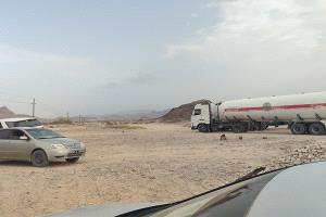 بيان قبلي غاضب في شبوة يعلن قطاعاً قبلياً شاملاً ويمنع حركة الشاحنات ويحشد نحو عدن