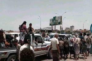 هدوء حذر في عدن.. كواليس الوساطة التي أقنعت الحشود القبلية بالانسحاب عصر اليوم