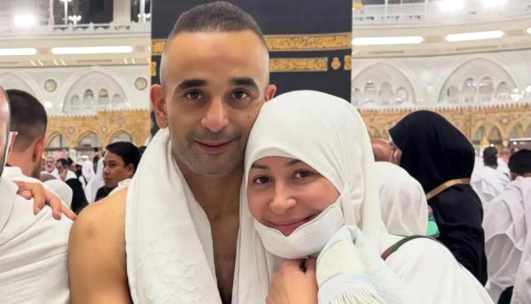بعيداً عن الفن.. منة شلبي تظهر في مكة لأداء مناسك الحج مع زوجها أحمد الجنايني