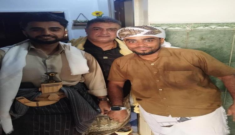 رئيس مؤسسة طموح للتنمية الإنسانية  يهنئون عبدالله جميل المقطري بمناسبة عقد قرانه