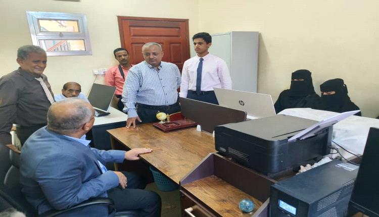 وزير التربية والتعليم يتفقد مستوى الانضباط الوظيفي بديوان الوزارة في عدن