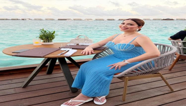 من أمام البحر وبإطلالة صيفية تخطف الأنظار.. نسرين طافش تشارك جمهورها صوراً جديدة من عطلتها(صور)