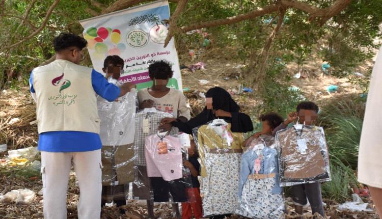 ضمن حملة توزيع كسوة العيد.. مؤسستا "ذو النورين" و"بن شُعيلة" توزعان بمنطقة الفشال في أبين