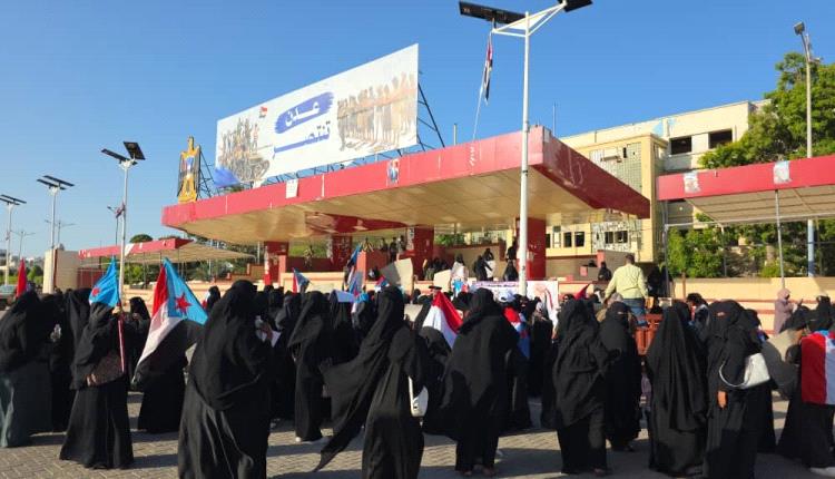 غضب نسوي يهز ساحة العروض بعدن احتجاجًا على انهيار الخدمات وغلاء المعيشة