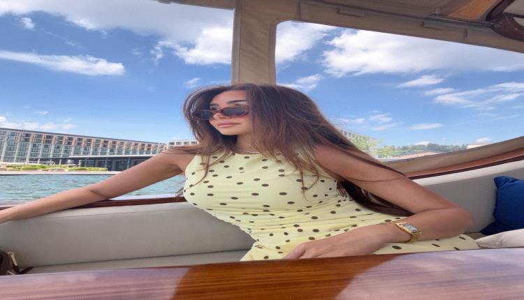 بفستان أصفر Polka Dots ونمش بارز.. هنا الزاهد تخطف الأنظار بإطلالة صيفية على يخت في تركيا(صور)
