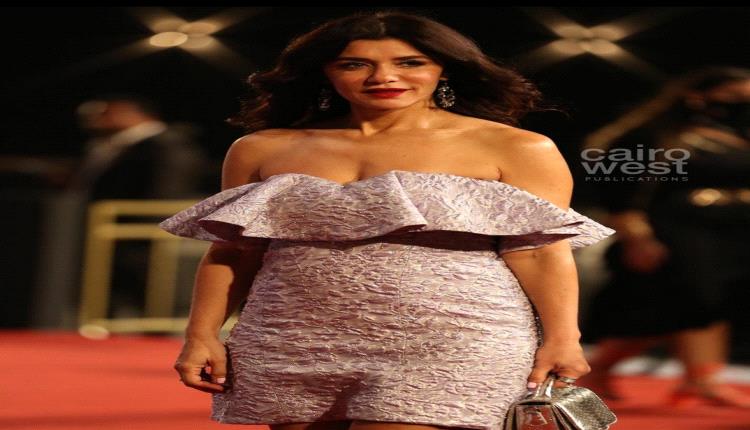 بعد معاناة مع الفيلر الدائم.. غادة عادل توجه رسالة شكر لطبيب التجميل: رجعني أصغر من غير تغيير