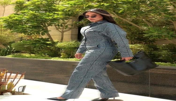 إلهام علي تتألق ببدلة مموجة أنيقة وتخطف اهتمام عشاق الموضة بإطلالة كاجوال راقية
