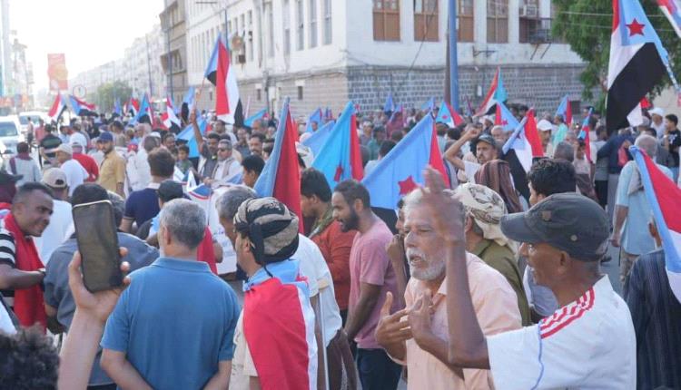 وقفة احتجاجية وتظاهرة شعبية حاشدة في عدن تطالب بتحسين الخدمات (بيان)