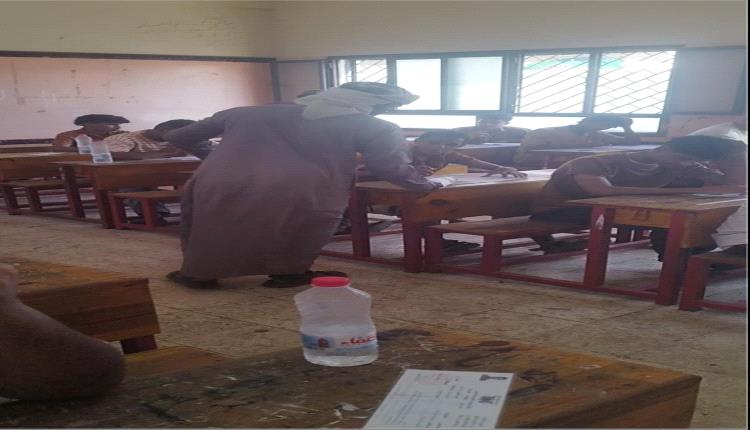 مؤسسة طموح للتنمية الإنسانية تواصل مشروع سقاية طلاب الثانوية العامة في عدن لليوم الثالث