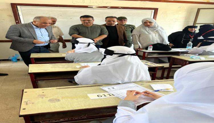وزير التربية (العبادي) يطلع على سير الاختبارات الوزارية في مركزي ثانوية عدن النموذجية وخديجة بمديرية المنصورة بعدن