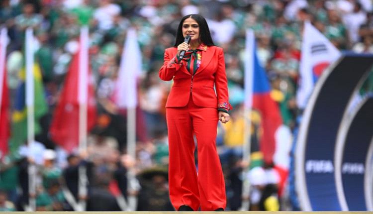 ببدلة من الكريب ساتان باللون الأحمر الياقوتي من Gucci.. سلمى حايك تخطف الأنظار في حفل افتتاح كأس العالم 2026