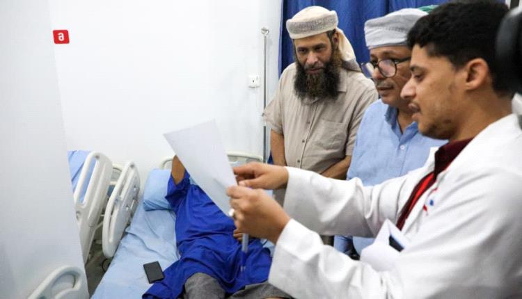 بتوجيهات المحرمي.. لجنة تتفقُّد جرحى انفجار الممدارة وتشكيل فريق طبي لنقل من يستدعي علاجهم في الخارج
