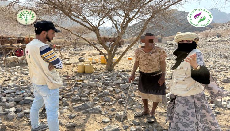 "ذو النورين" و"شعيله" يوزعان معونات غذائية وملابس في منطقة ميثان الجبلية والمنسية بين أبين ولحج