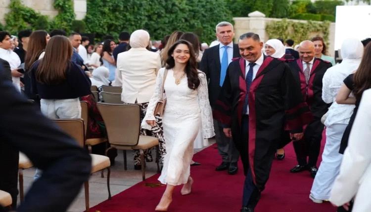 الأميرة جليلة بنت علي تتألق بإطلالة كلاسيكية ساحرة بالدانتيل الأبيض وتلفت الأنظار بأناقتها الراقية