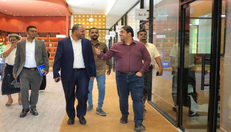الشيخ العكبري يزور مؤسسة حضرموت تنمية بشرية ويطلع على أنشطتها وبرامجها التعليمية