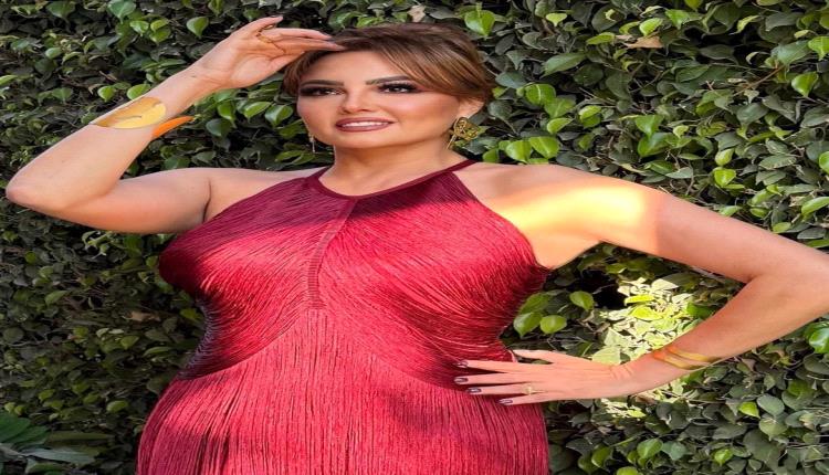 بالأحمر الصارخ البرغندي.. بشرى تخطف الأنظار بفستان هالتر بشراشيب يبرز قوامها(صور)